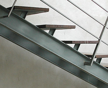 Escada de estrutura metálica